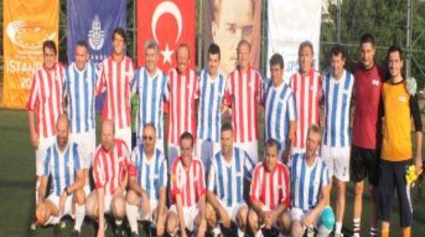 Ş&ouml;hret Futbolcular Ve Spor Basını, Dostluk Ma&ccedil;ında Buluştu