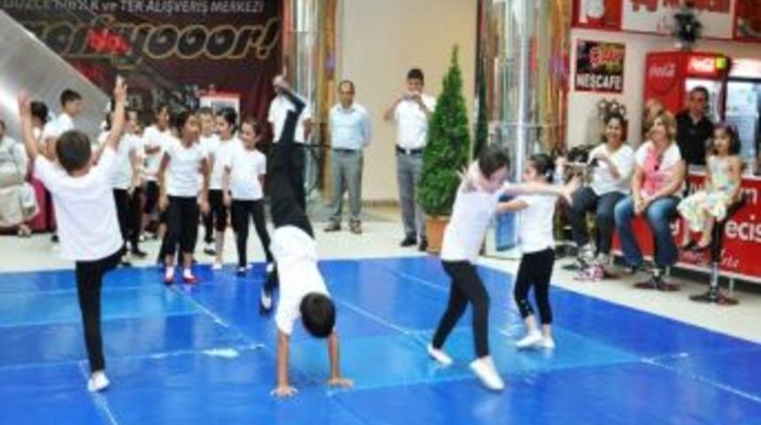 D&uuml;zce&rsquo;de Avm&rsquo;de Jimnastik Şov