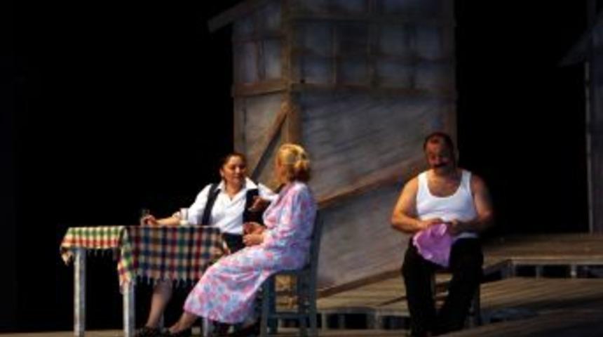 Adana Barosu Tiyatro Topluluğu &lsquo;Tersine D&uuml;nya&rsquo; Ile Sahne Aldı