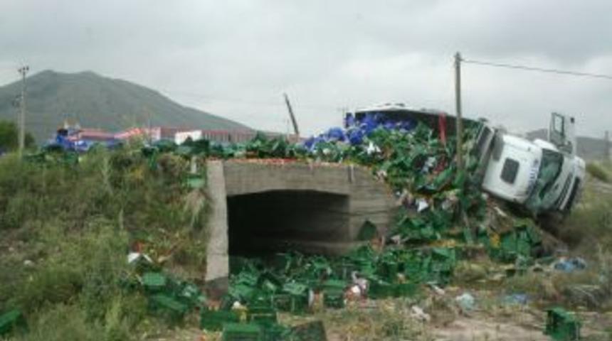 Nevşehir&rsquo;de Sebze Y&uuml;kl&uuml; Kamyon Devrildi