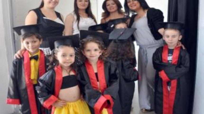 Miniklerin Mezuniyet Sevinci