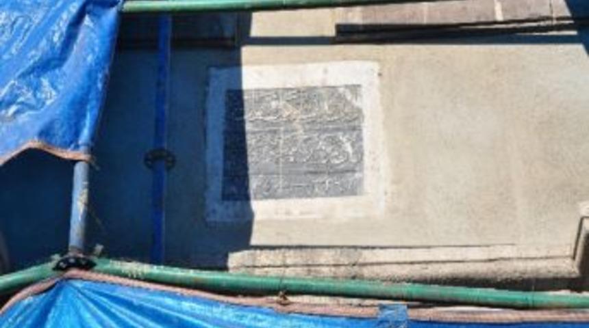 Tarihi H&uuml;k&uuml;met Konağı&rsquo;nın Kitabesi Yıllar Sonra G&uuml;ny&uuml;z&uuml;ne &Ccedil;ıktı