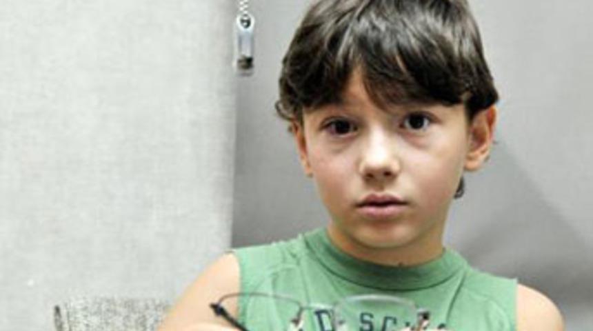 G&ouml;zl&uuml;k camı g&ouml;z&uuml;nde patladı