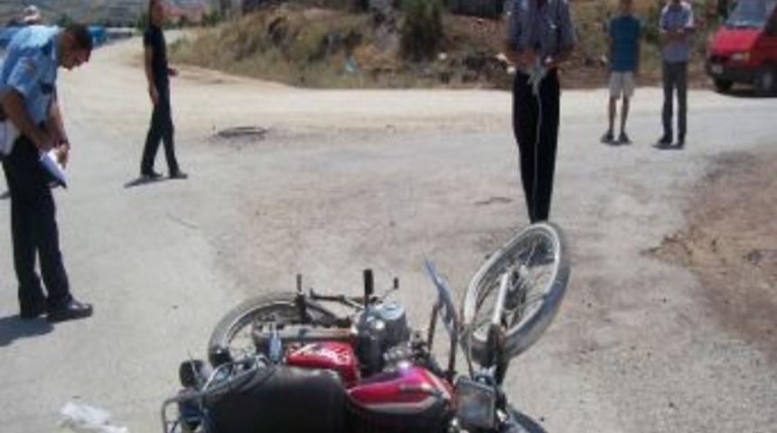 Motosiklet İle Otomobil &Ccedil;arpıştı: 2 &Ouml;l&uuml;