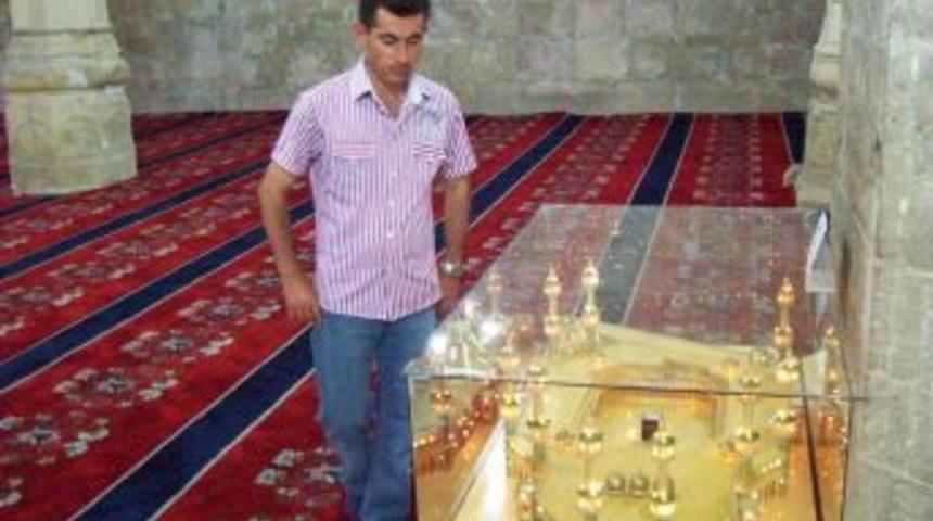 Divriği Ulucamii Ve Dar&uuml;şşifası&rsquo;nda Sergilenen Kabe Maketi, Ilgi Odağı Oldu