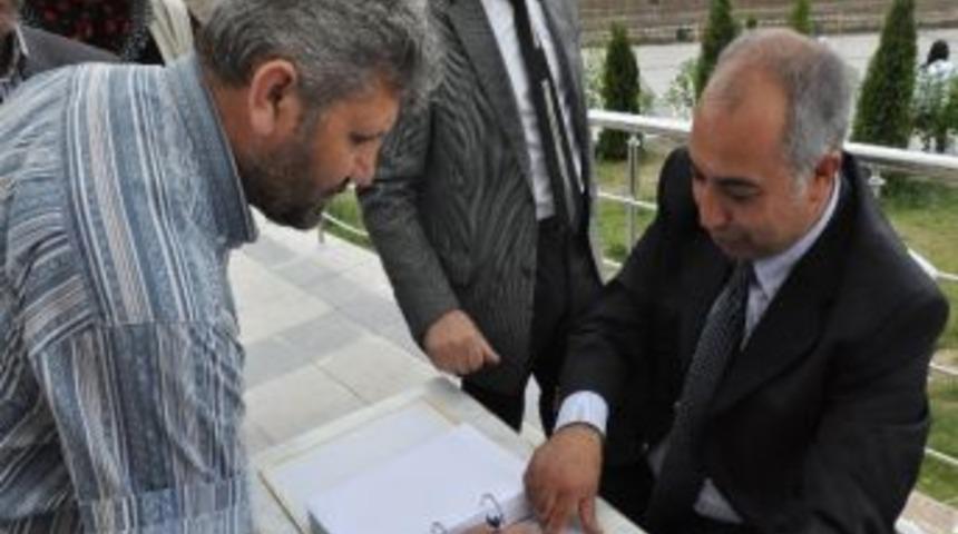 Erzurum'da Başbakan Erdoğan İ&ccedil;in İmza Kampanyası