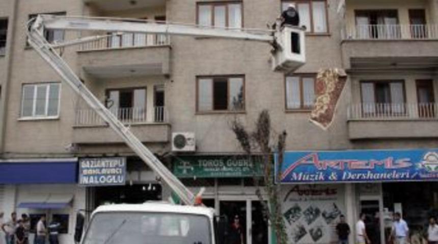 Elektrik Tellerine Takılan Halı Vin&ccedil; Yardımıyla Alındı