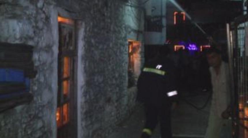 Terkedilmiş Bina Yandı