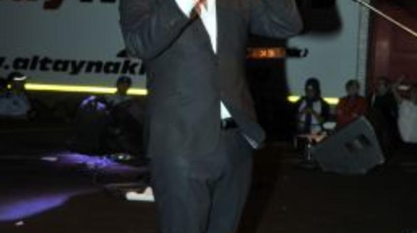 Ferhat G&ouml;&ccedil;er'e Domatesli Protesto!