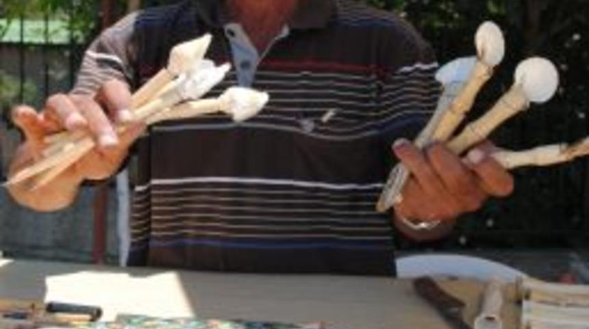 Sipsi Ustası Deniz Kabuğundan Yaptığı Kaşıkları Turistlere Satıyor