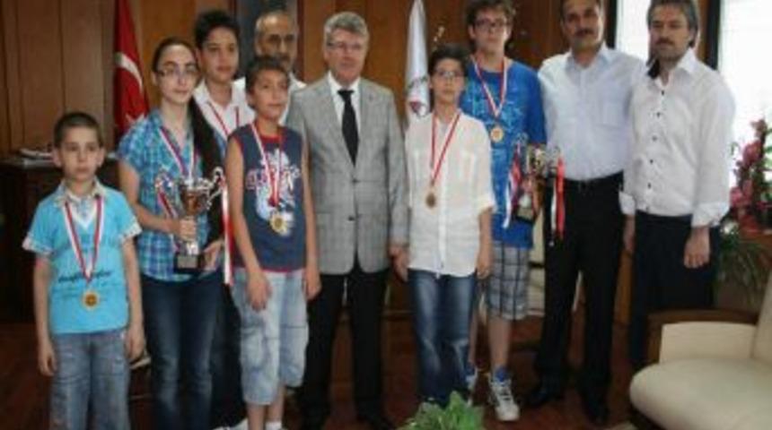 Robot Tasarımcısı &Ouml;ğrencilerden Atilla G&uuml;lsar&rsquo;a Ziyaret