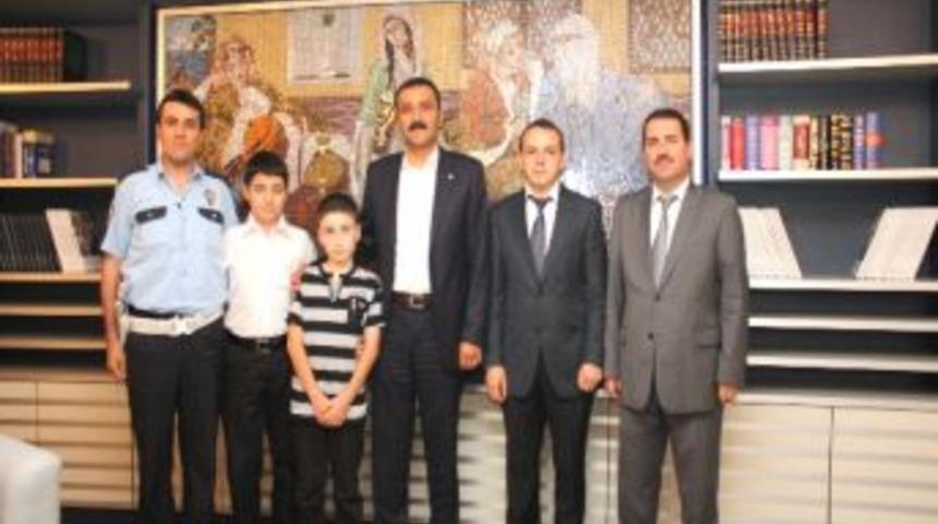 Başkan Bayram, T&uuml;rkiye Derecesi Alan &Ouml;ğrencileri &Ouml;d&uuml;llendirdi