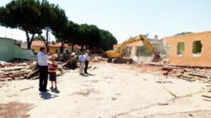 Burhaniye&rsquo;deki H&uuml;rriyet İlk&ouml;ğretim Okulu Yıkıldı