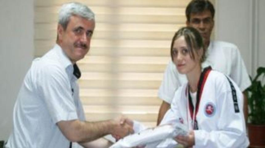 Burhaniye&rsquo;de Başarılı Sporculara M&uuml;d&uuml;r &Ouml;d&uuml;l&uuml;