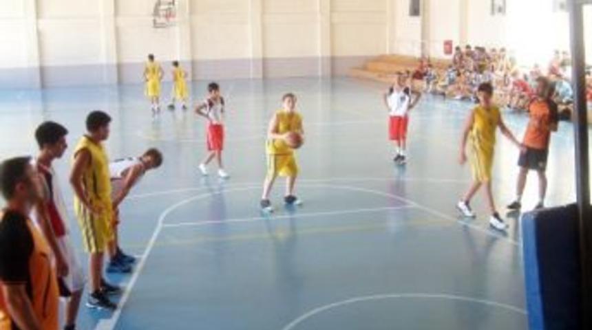 Burhaniye&rsquo;de Basketbol Ve Voleybol Heyecanı Yaşandı