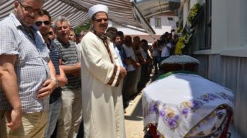 İstanbul'daki Kazada &Ouml;len &Uuml;&ccedil; Kişi, İzmir'de Toprağa Verildi