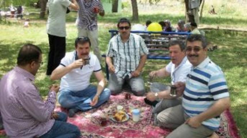 Milli Eğitim &Ccedil;alışanları Piknikte Buluştu