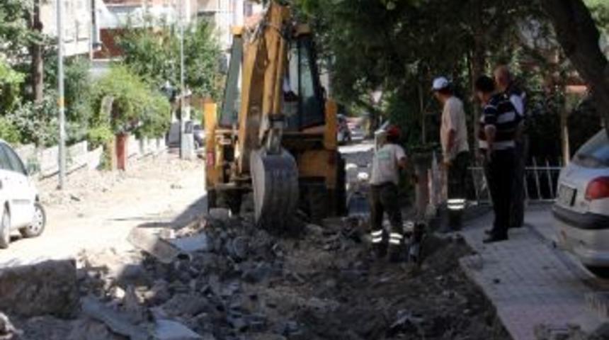 &Ccedil;ankaya'da Asfalt Ve Kaldırım Yenileme &Ccedil;alışmaları S&uuml;r&uuml;yor
