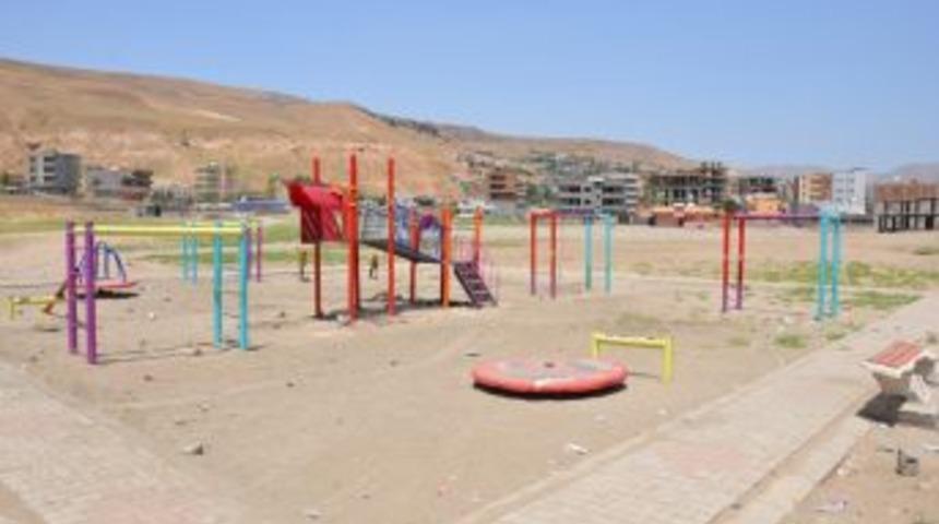 Cizre’de Parktaki Oyun Aletleri Ateşe Verildi