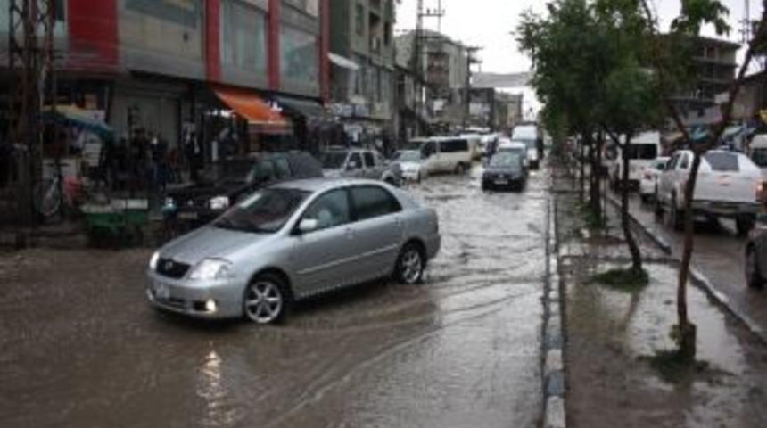 Y&uuml;ksekova&rsquo;da Sağanak Yağış