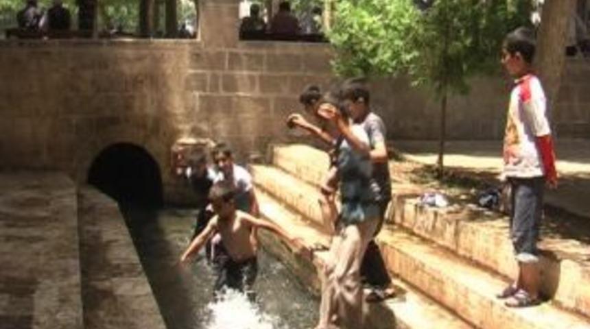 Camiyi y&uuml;zme havuzuna &ccedil;evirdiler