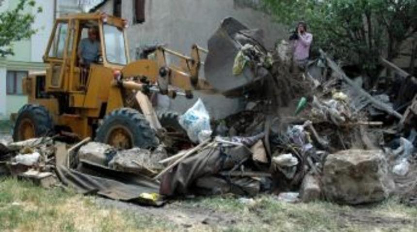 Evin Bah&ccedil;esinden 10 Kamyon &Ccedil;&ouml;p &Ccedil;ıktı