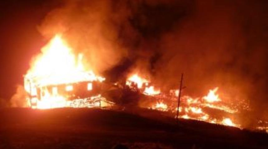 Elektrik Kontağından &Ccedil;ıkan Kıvılcım 14 Ev İle 14 Ahırı K&uuml;le &Ccedil;evirdi