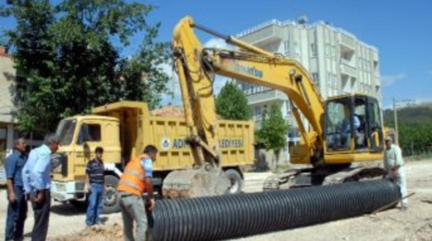 30 Ağustos Caddesi&rsquo;ne Yağmur Suyu Hattı D&ouml;şeniyor