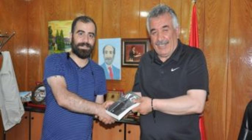 Siirtli Yazar Cihan Erdem Başkan Sadak&rsquo;a Son Kitabını Hediye Etti