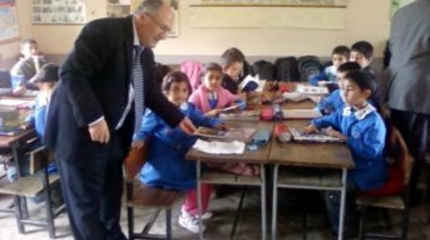 İş Bankası&rsquo;ndan &Ccedil;ocuklara Karne Hediyesi