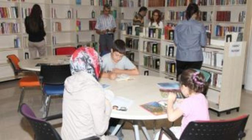 Sel&ccedil;uklu Belediyesi &Ouml;ğrencileri K&uuml;t&uuml;phanelere Bekliyor