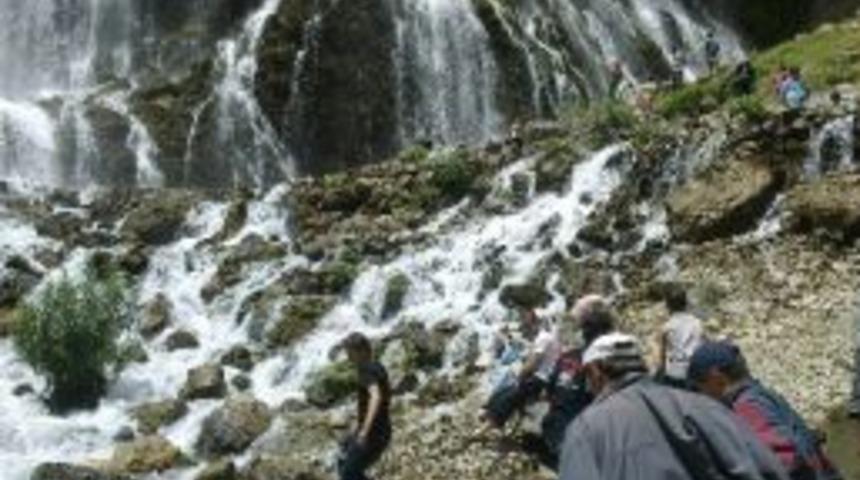 Kapuzbaşı Şelalesi'ne Yerli Turist Akını