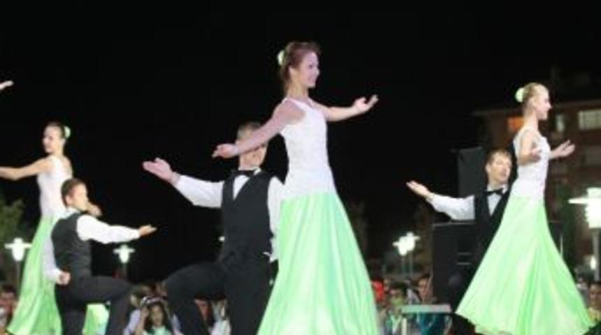 Folklor Festivali Renkli G&ouml;r&uuml;nt&uuml;lerle Sona Erdi