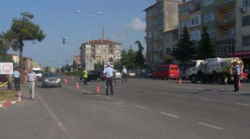 Otomobil Motosiklete &Ccedil;arptı: 2 Yaralı