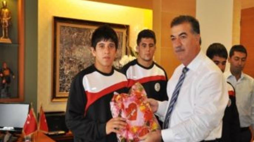 Aydınlı Pehlivanlar 1. Lig Sevincini Vali Kerem Al İle Paylaştı