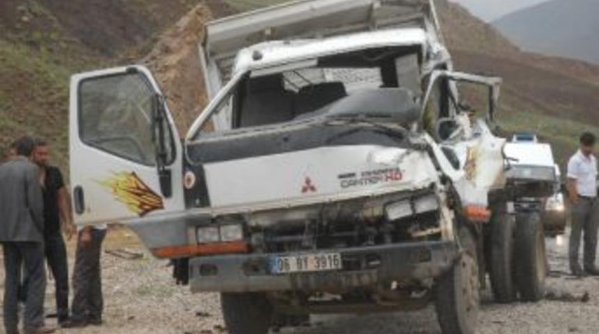 Y&uuml;ksekova&rsquo;da Trafik Kazaları: 5 Yaralı