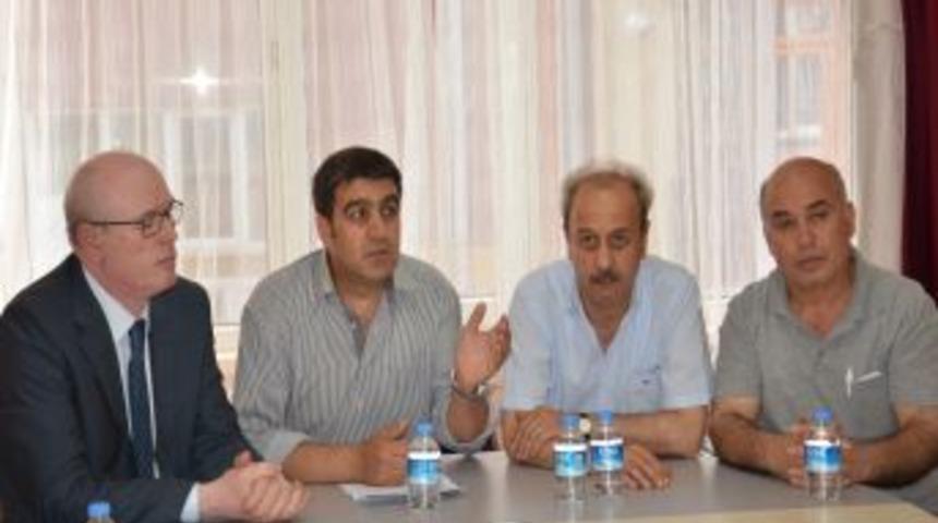 CHP'lilerden KCK Soruşturmasından Aranan Eğitim Sen'e Destek Ziyareti