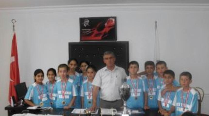 T&uuml;rkiye Şampiyonu Olan &Ouml;ğrenciler Başkan &Ccedil;elikkaya'yı Ziyaret Etti