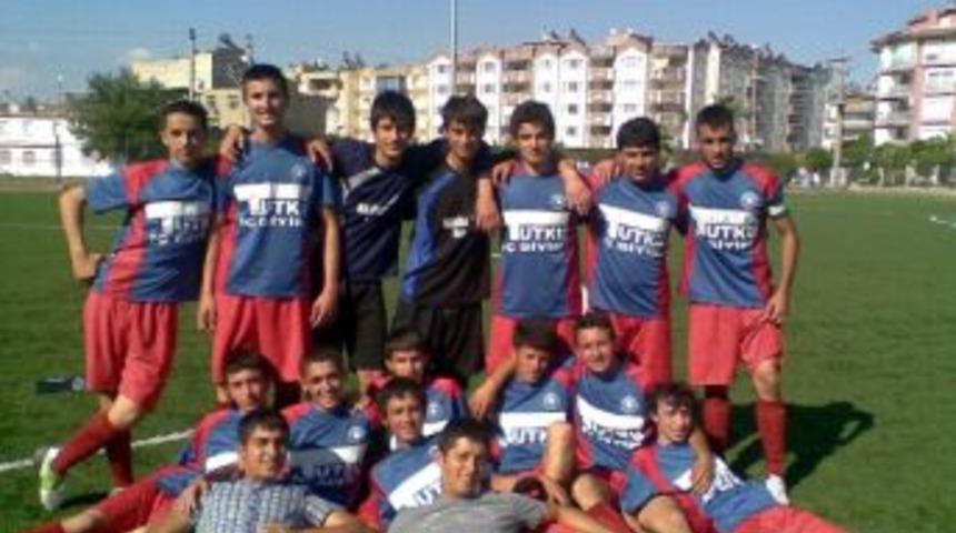 Gen&ccedil;ler Şampiyon Olup 1. Amat&ouml;r K&uuml;meye Y&uuml;kseldi