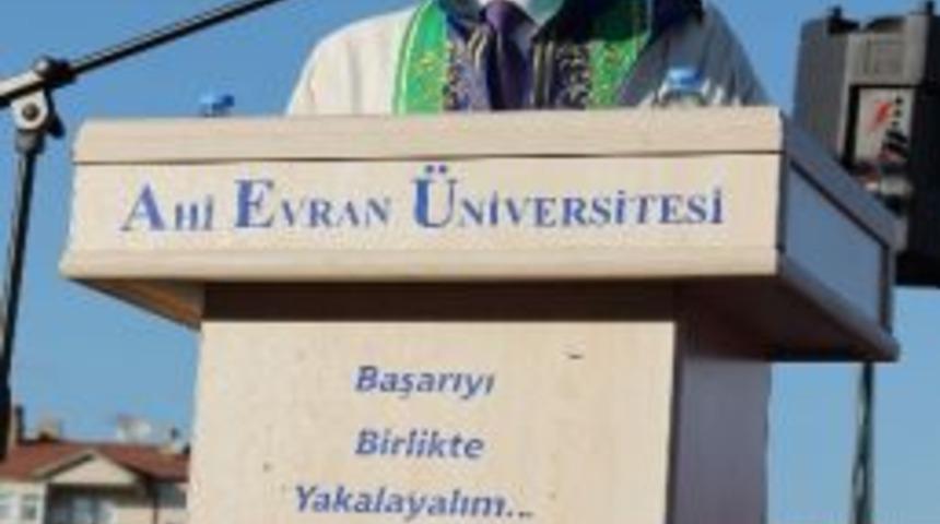 Ahi Evran &Uuml;niversitesi Mezuniyet T&ouml;reninde Evlilik Teklifi