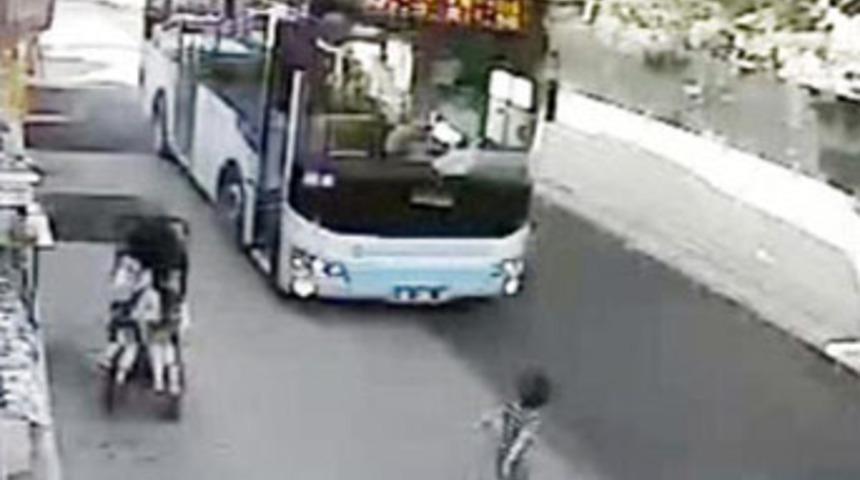 3 yaşındaki &ccedil;ocuk otob&uuml;s altında kaldı