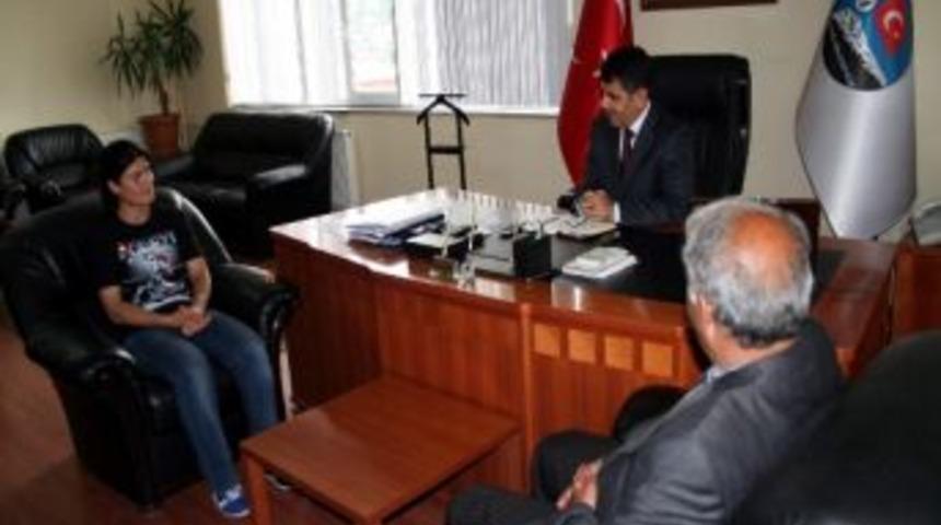 D&uuml;nya Ve Avrupa Şampiyonu Milli Boks&ouml;r G&uuml;ls&uuml;m Tatar, Belediye Başkanı Nevzat Bozkuş&rsquo;u Ziyaret Etti