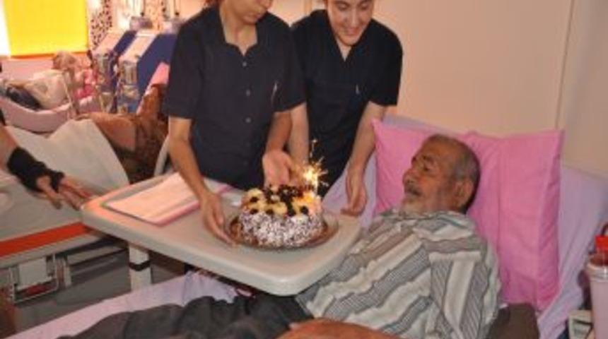 Diyaliz Hastalarına S&uuml;rpriz Doğum G&uuml;n&uuml;