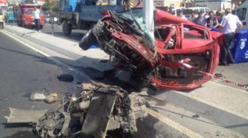 Otomobil Aydınlatma Direğine &Ccedil;arptı: 1 &Ouml;l&uuml;