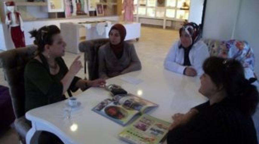 Gediz'in Y&ouml;resel Kadın Kıyafetleri Kız Meslek Lisesi'nin &Ccedil;ıkardığı Nehir Dergisi İle Tanıtılacak