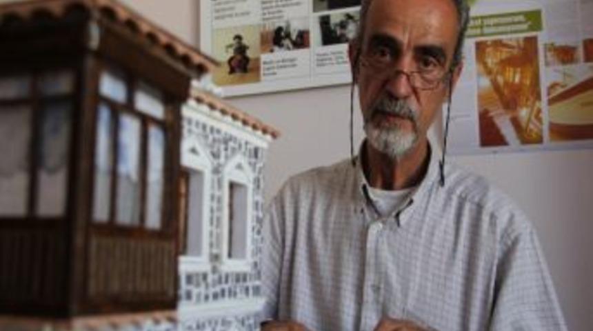 Bir Karton Bir Fal&ccedil;ata İle Mahalle İnşa Ediyor