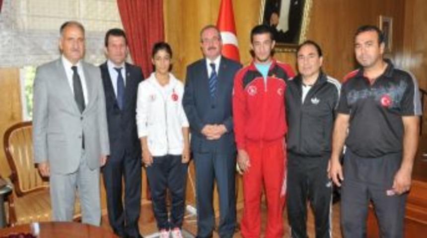 Mutluluklarını Valiyle Paylaştılar