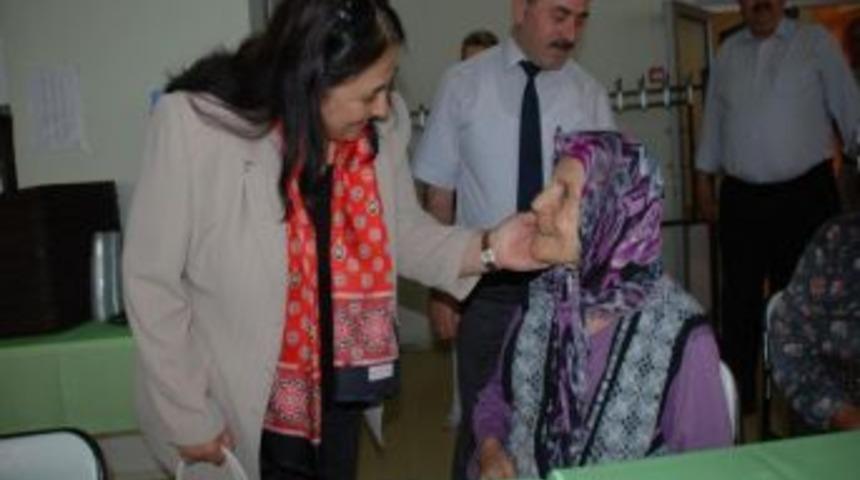 Bolu Valisi İbrahim &Ouml;z&ccedil;imen&rsquo;in Eşinden &Ouml;rnek Davranış