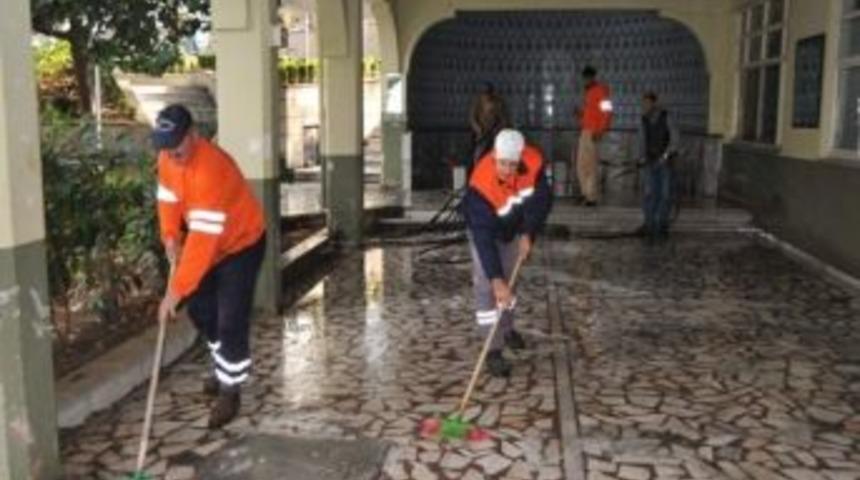 Başiskele'de Camilerde Ramazan Temizliği