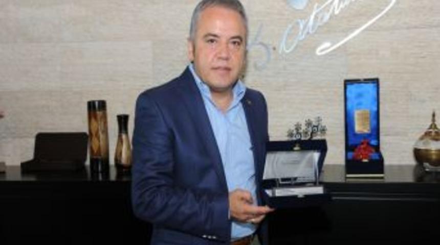 Konyaaltı Belediyesi&rsquo;ne Mavi Bayrak &Ouml;d&uuml;l&uuml;